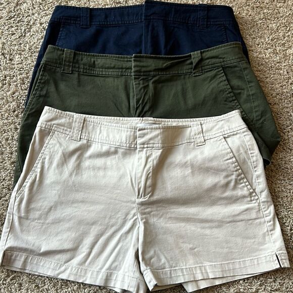 New York & Co. khaki style shorts. Size 6 - Picture 1 of 6